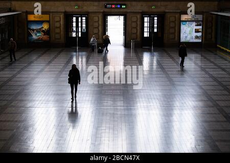 Leipzig, Deutschland. April 2020. Am Hauptbahnhof Leipzig, Ostdeutschland, 4. April 2020, sind nur wenige Menschen zu sehen. Mehr als 89.300 COVID-19-Fälle und mindestens 1.250 Todesfälle wurden am Samstagnachmittag deutschlandweit registriert, nach Auswertungen der Deutschen Presse-Agentur (DPA), die die neuesten Zahlen aus allen Bundesländern berücksichtigte. Credit: Kevin Voigt/Xinhua/Alamy Live News Stockfoto