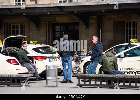 Leipzig, Deutschland. April 2020. Taxifahrer warten am 4. April 2020 auf Passagiere außerhalb des Hauptbahnhofs von Leipzig, Ostdeutschland. Mehr als 89.300 COVID-19-Fälle und mindestens 1.250 Todesfälle wurden am Samstagnachmittag deutschlandweit registriert, nach Auswertungen der Deutschen Presse-Agentur (DPA), die die neuesten Zahlen aus allen Bundesländern berücksichtigte. Credit: Kevin Voigt/Xinhua/Alamy Live News Stockfoto