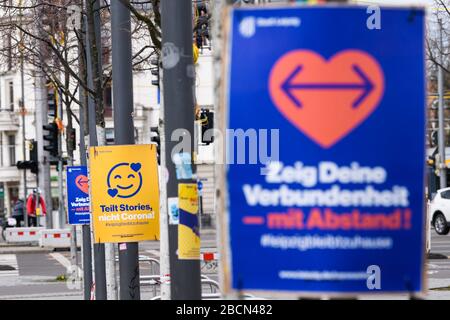 Leipzig, Deutschland. April 2020. Schilder, die zu Hause bleiben und die Entfernung halten, sind in Leipzig, Ostdeutschland, am 4. April 2020 zu sehen. Mehr als 89.300 COVID-19-Fälle und mindestens 1.250 Todesfälle wurden am Samstagnachmittag deutschlandweit registriert, nach Auswertungen der Deutschen Presse-Agentur (DPA), die die neuesten Zahlen aus allen Bundesländern berücksichtigte. Credit: Kevin Voigt/Xinhua/Alamy Live News Stockfoto