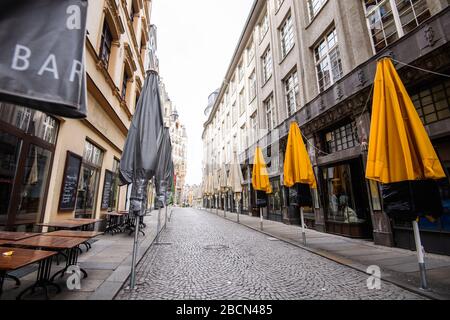 Leipzig, Deutschland. April 2020. Eine leere Straße mit geschlossenen Restaurants ist in Leipzig, Ostdeutschland, 4. April 2020 zu sehen. Mehr als 89.300 COVID-19-Fälle und mindestens 1.250 Todesfälle wurden am Samstagnachmittag deutschlandweit registriert, nach Auswertungen der Deutschen Presse-Agentur (DPA), die die neuesten Zahlen aus allen Bundesländern berücksichtigte. Credit: Kevin Voigt/Xinhua/Alamy Live News Stockfoto