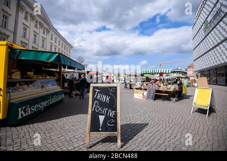 Leipzig, Deutschland. April 2020. Ein Vorstand mit den Worten "positiv denken" wird am 4. April 2020 auf einem Markt in Leipzig, Ostdeutschland, gesehen. Mehr als 89.300 COVID-19-Fälle und mindestens 1.250 Todesfälle wurden am Samstagnachmittag deutschlandweit registriert, nach Auswertungen der Deutschen Presse-Agentur (DPA), die die neuesten Zahlen aus allen Bundesländern berücksichtigte. Credit: Kevin Voigt/Xinhua/Alamy Live News Stockfoto