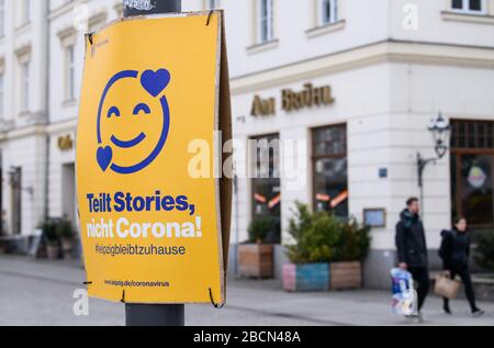 Leipzig, Deutschland. April 2020. Ein Hinweisschild für den Aufenthalt zu Hause sieht man in Leipzig, Ostdeutschland, 4. April 2020. Mehr als 89.300 COVID-19-Fälle und mindestens 1.250 Todesfälle wurden am Samstagnachmittag deutschlandweit registriert, nach Auswertungen der Deutschen Presse-Agentur (DPA), die die neuesten Zahlen aus allen Bundesländern berücksichtigte. Credit: Kevin Voigt/Xinhua/Alamy Live News Stockfoto