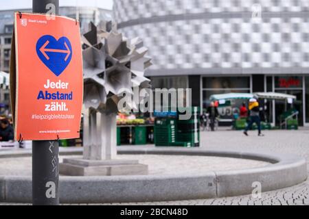 Leipzig, Deutschland. April 2020. In Leipzig, Ostdeutschland, 4. April 2020, ist ein Schild zu sehen, in dem gefordert wird, Distanz zu halten. Mehr als 89.300 COVID-19-Fälle und mindestens 1.250 Todesfälle wurden am Samstagnachmittag deutschlandweit registriert, nach Auswertungen der Deutschen Presse-Agentur (DPA), die die neuesten Zahlen aus allen Bundesländern berücksichtigte. Credit: Kevin Voigt/Xinhua/Alamy Live News Stockfoto