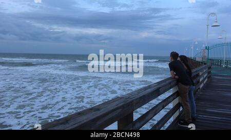 Junge Paare entspannen am Pier - DAYTONA BEACH, USA 14. APRIL 2016 - Reisefotografie Stockfoto