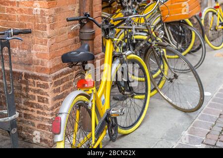 MODENA (MO), ITALIEN - 15. FEBRUAR 2019: Sonnenlicht erleuchtet Fahrräder im historischen Zentrum von Modena Stockfoto