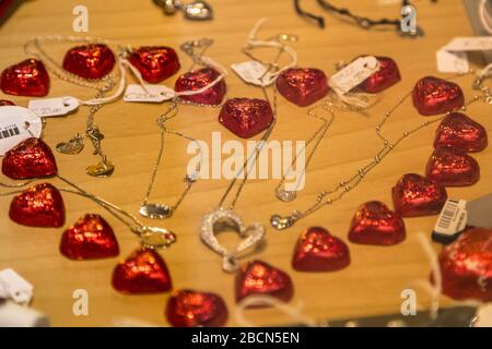 MODENA (MO), ITALIEN - 15. FEBRUAR 2019: Sonnenlicht ist leuchtende Halsketten im historischen Zentrum von Modena Stockfoto