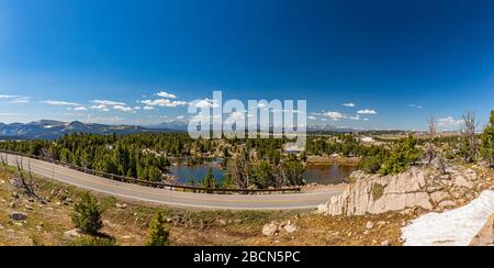 Der Beartooth Highway ist ein Abschnitt der U.S. Route 212 in Montana und Wyoming zwischen Red Lodge und Yellowstone National Park, der für seine atemberaubende Tour bekannt ist Stockfoto