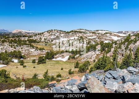 Der Beartooth Highway ist ein Abschnitt der U.S. Route 212 in Montana und Wyoming zwischen Red Lodge und Yellowstone National Park, der für seine atemberaubende Tour bekannt ist Stockfoto