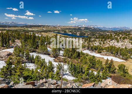 Der Beartooth Highway ist ein Abschnitt der U.S. Route 212 in Montana und Wyoming zwischen Red Lodge und Yellowstone National Park, der für seine atemberaubende Tour bekannt ist Stockfoto