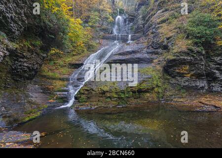 Delaware Township, Pike County, Pennsylvania, USA: Herbstlaub umgibt Dingman's Falls, in der Delaware Water GAP National Recreation Area. Stockfoto