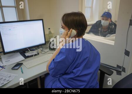 Berlin, Deutschland. April 2020. Ein Arzt verwendet eine Gegensprechanlage, um einen Patienten nach seinen Symptomen zu fragen. In Berlin wurden bisher mindestens 48.771 Laboruntersuchungen für das neue Coronavirus durchgeführt. (Bis 'mindestens 48.771 Korona-Tests wurden in Berlin durchgeführt') Credit: Jörg Carstensen / dpa / Alamy Live News Stockfoto