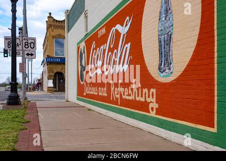 Vintage Coca-Cola Wandgemälde im historischen Stadtzentrum von Fort Gibson, Oklahoma, der ältesten Stadt von Oklahoma. (USA) Stockfoto