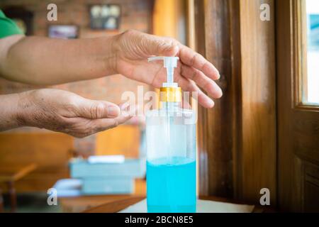 Frauen Händewaschen mit Ethylalkohol Gel oder antibakterielle Seife Desinfektionsmittel nach Besuch Restaurant Hygiene-Konzept. Verhindern Sie die Ausbreitung von Keimen und Bakt Stockfoto