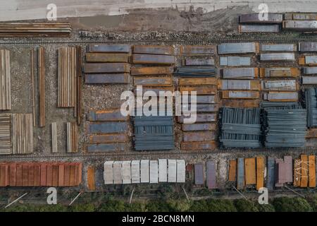 Luftaufnahme von Stahlplatten und Metallprofilen, die in einer Fabrik gelagert werden Stockfoto