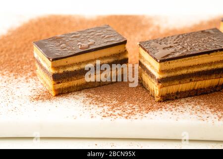 Schokoladenkuchen mit Kaffeemüsse, Keks, Schokorganache und Schokoladenauffüllen Stockfoto