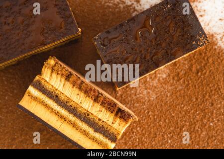 Schokoladenkuchen mit Kaffeemüsse, Keks, Schokorganache und Schokoladenauffüllen Stockfoto