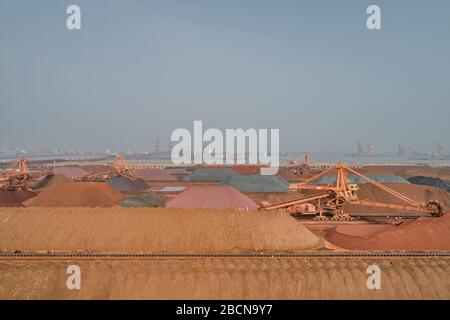 Luftaufnahme von Erz und Förderband in einem Industriehafen Stockfoto