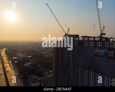 Baustelle Gebäude mit Kran Hochhaus Eigentumswohnung Sonnenuntergang Licht Luftaufnahme Stockfoto