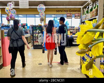 Santa Barbara, Kalifornien, USA. März 2020. Safeway Grocery Store in Goleta, Ca, stellt neue soziale Distanzierungsverfahren ein, indem sie mindestens 6 Wochen voneinander entfernt auf den Etagen Bürokratie aufsetzt und nur jeweils eine Person am Checkout-Schalter erlaubt. Gutschrift: Amy Katz/ZUMA Wire/Alamy Live News Stockfoto