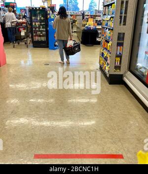 Santa Barbara, Kalifornien, USA. März 2020. Safeway Grocery Store in Goleta, Ca, stellt neue soziale Distanzierungsverfahren ein, indem sie mindestens 6 Wochen voneinander entfernt auf den Etagen Bürokratie aufsetzt und nur jeweils eine Person am Checkout-Schalter erlaubt. Gutschrift: Amy Katz/ZUMA Wire/Alamy Live News Stockfoto