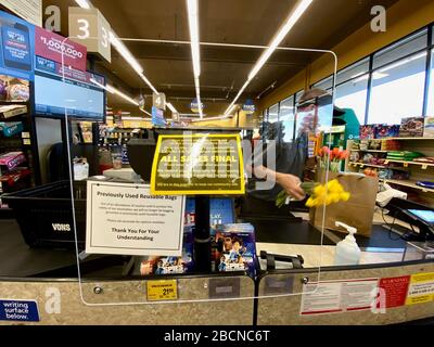 Santa Barbara, Kalifornien, USA. März 2020. Neue Sicherheitsmaßnahmen gegen die Verbreitung des tödlichen Covid-19-Virus in der letzten Woche in Safeway Lebensmittelgeschäften in Santa Barbara County schließen die Installation von Sicherheitsglas ein. Nur zulassen, dass ein Kunde am Checkout-Schalter und Zeichen, die "o to the unique constances Corona Virus has created Nation wideÃ‰ All Sales are final. Gutschrift: Amy Katz/ZUMA Wire/Alamy Live News Stockfoto