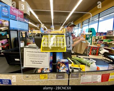 Santa Barbara, Kalifornien, USA. März 2020. Neue Sicherheitsmaßnahmen gegen die Verbreitung des tödlichen Covid-19-Virus in der letzten Woche in Safeway Lebensmittelgeschäften in Santa Barbara County schließen die Installation von Sicherheitsglas ein. Nur zulassen, dass ein Kunde am Checkout-Schalter und Zeichen, die "o to the unique constances Corona Virus has created Nation wideÃ‰ All Sales are final. Gutschrift: Amy Katz/ZUMA Wire/Alamy Live News Stockfoto