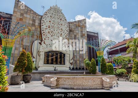 Das Bomben-Denkmal von Bali, in dem die Namen der Opfer des Terroranschlags am 12. Oktober 2002 im Touristenviertel von Kuta auf Bali, Indonesien, aufgeführt sind. Stockfoto