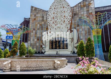 Das Bomben-Denkmal von Bali, in dem die Namen der Opfer des Terroranschlags am 12. Oktober 2002 im Touristenviertel von Kuta auf Bali, Indonesien, aufgeführt sind. Stockfoto