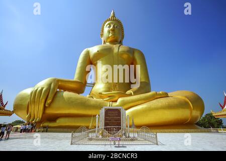 Ang Thong, Thailand - 17. November 2019: Die größte Buddha-Statue der Welt im Wat Muang, Provinz Ang Thong, Thailand. Stockfoto