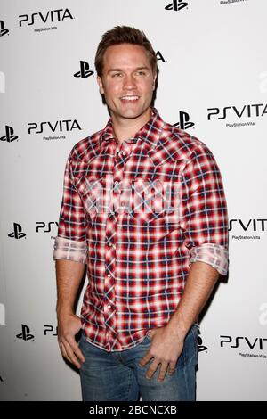 Februar 2012, Los Angeles, CA, USA: LOS ANGELES - 15. FEBRUAR: Scott Porter im Sony PlayStationAE Unveils PS VITA Portable Entertainment System in den Siren Studios am 15. Februar 2012 in Los Angeles, CA (Credit Image: © Kay Blake/ZUMA Wire) Stockfoto