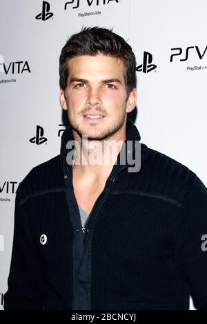 Februar 2012, Los Angeles, Kalifornien, USA: LOS ANGELES, CA - 15. FEBRUAR: Richard Malambri am Sony PlayStationAE Unveils PS VITA Portable Entertainment System in den Siren Studios am 15. Februar 2012 in Los Angeles, Kalifornien (Credit Image: © Kay Blake/ZUMA Wire) Stockfoto