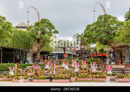 April 2020. Leere Straßen von Bali. Keine Touristen wegen COVID-19-Virus. Jalan Pantai Kuta, Kuta Utara, Bali beliebte Touristengegend. Indonesien. Stockfoto