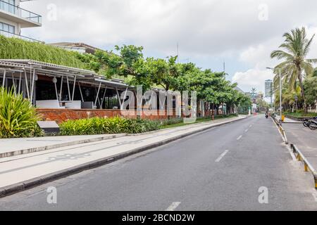 April 2020. Leere Straßen von Bali. Keine Touristen wegen COVID-19-Virus. Jalan Pantai Kuta, Kuta Utara, Bali beliebte Touristengegend. Indonesien. Stockfoto