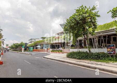 April 2020. Leere Straßen von Bali. Keine Touristen wegen COVID-19-Virus. Jalan Pantai Kuta, Kuta Utara, Bali beliebte Touristengegend. Indonesien. Stockfoto