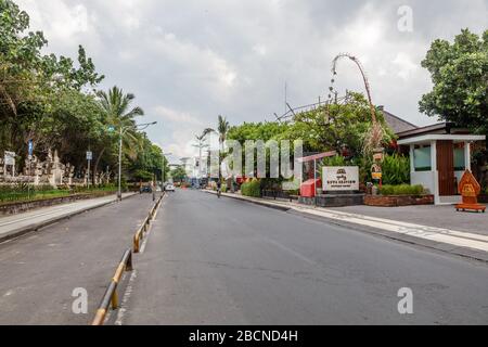 April 2020. Leere Straßen von Bali. Keine Touristen wegen COVID-19-Virus. Jalan Pantai Kuta, Kuta Utara, Bali beliebte Touristengegend. Indonesien. Stockfoto