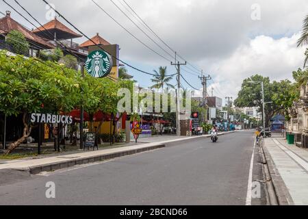 April 2020. Leere Straßen von Bali. Keine Touristen wegen COVID-19-Virus. Jalan Pantai Kuta, Kuta Utara, Bali beliebte Touristengegend. Indonesien. Stockfoto