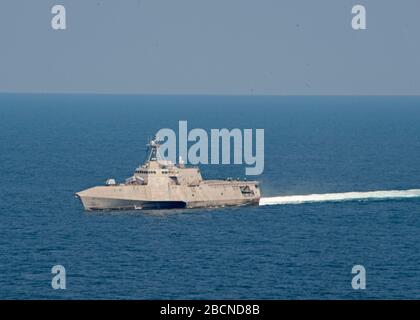 200331-N-WP865-1047 ANDAMANENSEE (MÄRZ 31, 2020) das Littoral Combat Ship der Unabhängigkeitsvariante USS Gabrielle Giffords (LCS 10) segelt am 31. März 2020 in der Andamanensee. Gabrielle Giffords, Teil des Destroyer Squadron Seven, befindet sich in einem rotativen Einsatz, der im 7. Flottenbereich der USA operiert, um die Interoperabilität mit Partnern zu verbessern und als einsatzbereite Truppe zu dienen. (USA Navy-Foto von Mass Communication Specialist 2nd Class Brenton Poyser/veröffentlicht) Stockfoto