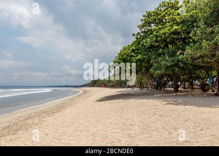 Leeres Touristenziel Kuta Beach wegen Corona-Virusquarantäne geschlossen. Badung, Bali, Indonesien. Stockfoto