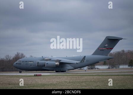 Eine C-17 Globemaster III vom 167th Airlift Wing, Martinsburg, W. V., startet nach dem Entladen des Disaster Reliefbedddown System (DRBS) zum 179th Airlift Wing, Mansfield, Ohio, 1. April 2020. Der DRBS kehrt zum 200. ROTEN PFERD Det zurück. 1, Mansfield, Ohio, nach einem kürzlichen Einsatz zur Unterstützung der Erdbebenentlastungen in Puerto Rico. Das DRBS ist ein in sich geschlossenes, bereitstellbares Kit, das Schlafräume, Latrinen, Duschen, Wäscherei, Zelte, Wasseraufbereitungssätze und andere grundlegende Supportartikel umfasst. (USA Foto der Air National Guard von Tech. Sgt. Joe Harwood) Stockfoto