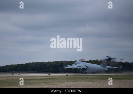 Eine C-17 Globemaster III vom 167th Airlift Wing, Martinsburg, W. V., startet nach dem Entladen des Disaster Reliefbedddown System (DRBS) zum 179th Airlift Wing, Mansfield, Ohio, 1. April 2020. Der DRBS kehrt zum 200. ROTEN PFERD Det zurück. 1, Mansfield, Ohio, nach einem kürzlichen Einsatz zur Unterstützung der Erdbebenentlastungen in Puerto Rico. Das DRBS ist ein in sich geschlossenes, bereitstellbares Kit, das Schlafräume, Latrinen, Duschen, Wäscherei, Zelte, Wasseraufbereitungssätze und andere grundlegende Supportartikel umfasst. (USA Foto der Air National Guard von Tech. Sgt. Joe Harwood) Stockfoto