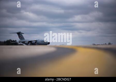 Eine C-17 Globemaster III vom 167th Airlift Wing, Martinsburg, W. V., startet nach dem Entladen des Disaster Reliefbedddown System (DRBS) zum 179th Airlift Wing, Mansfield, Ohio, 1. April 2020. Der DRBS kehrt zum 200. ROTEN PFERD Det zurück. 1, Mansfield, Ohio, nach einem kürzlichen Einsatz zur Unterstützung der Erdbebenentlastungen in Puerto Rico. Das DRBS ist ein in sich geschlossenes, bereitstellbares Kit, das Schlafräume, Latrinen, Duschen, Wäscherei, Zelte, Wasseraufbereitungssätze und andere grundlegende Supportartikel umfasst. (USA Foto der Air National Guard von Tech. Sgt. Joe Harwood) Stockfoto