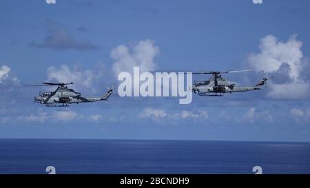 PHILIPPINISCHE SEE (23. März 2020) AH-1Z Viper Helicopters mit Marine Medium Tiltrotor Squadron (VMM) 265 (verstärkt), 31. Marine Expeditionary Unit (MEU), fliegen während einer AIM-9M-Seitenwinder-Rakete live Feuer maritimen Streikprobe in Formation. Während der Übung gingen die Angriffshubschrauber vom Docklandungsschiff "USS Green Bay" (LPD 20) der San-Antonio-Klasse aus, um die amphibische Task Force vor einer simulierten Seebedrohung zu schützen. Die America Expeditionary Strike Group, 31. MEU-Team, arbeitet im 7. US-Flottengebiet, um die Interoperabilität mit Verbündeten und Teilen zu verbessern Stockfoto