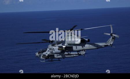 PHILIPPINISCHE SEE (23. März 2020) AH-1Z Viper Helicopters mit Marine Medium Tiltrotor Squadron (VMM) 265 (verstärkt), 31. Marine Expeditionary Unit (MEU), fliegen während einer AIM-9M-Seitenwinder-Rakete live Feuer maritimen Streikprobe in Formation. Während der Übung gingen die Angriffshubschrauber vom Docklandungsschiff "USS Green Bay" (LPD 20) der San-Antonio-Klasse aus, um die amphibische Task Force vor einer simulierten Seebedrohung zu schützen. Die America Expeditionary Strike Group, 31. MEU-Team, arbeitet im 7. US-Flottengebiet, um die Interoperabilität mit Verbündeten und Teilen zu verbessern Stockfoto