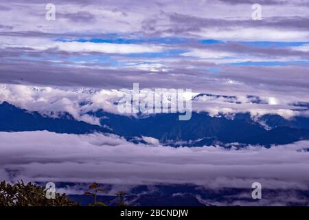 Darjeeling ist eine Stadt und eine Gemeinde im indischen Bundesstaat Westbengalen. Stockfoto