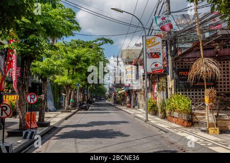 April 2020. Leere Straßen von Bali. Keine Touristen wegen COVID-19-Virus. Jalan Legian, Kuta, Bali beliebte Touristengegend. Indonesien. Stockfoto