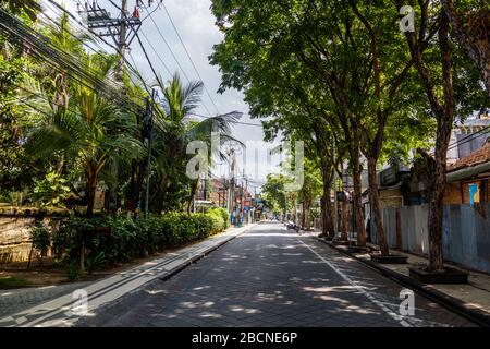April 2020. Leere Straßen von Bali. Keine Touristen wegen COVID-19-Virus. Jalan Legian, Kuta, Bali beliebte Touristengegend. Indonesien. Stockfoto