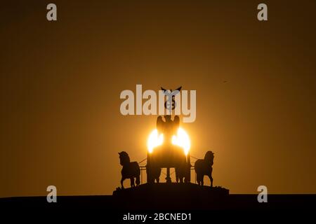 Berlin, Deutschland. April 2020. Hinter der Quadriga am Brandenburger Tor steigt die Sonne auf. Kredit: Paul Zinken / dpa-zb-Zentralbild / dpa / Alamy Live News Stockfoto