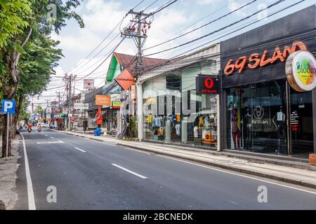 April 2020. Leere Straßen von Bali. Keine Touristen wegen COVID-19-Virus. Jalan Legian, Seminyak, Bali beliebte Touristengegend. Indonesien. Stockfoto