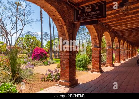 San Juan Capistrano, USA - 09. Mai 2011: Die spanische Mission in San Juan Capistrano, Kalifornien, USA (mit Besuchern). Sie wurde 1776 von Spani gegründet Stockfoto