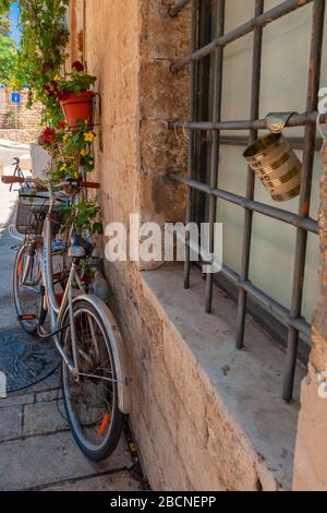 Jaffa, Israel - 03. Juni 2011: Blick auf eine Gasse mit Fahrrad, in der Altstadt von Jaffa, heute Teil von Tel Aviv-Yafo, Israel Stockfoto